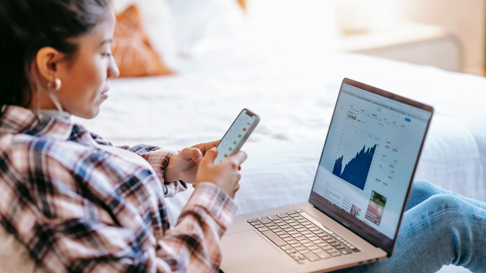 Persona usando una aplicación fintech en su teléfono móvil para gestionar inversiones y finanzas personales