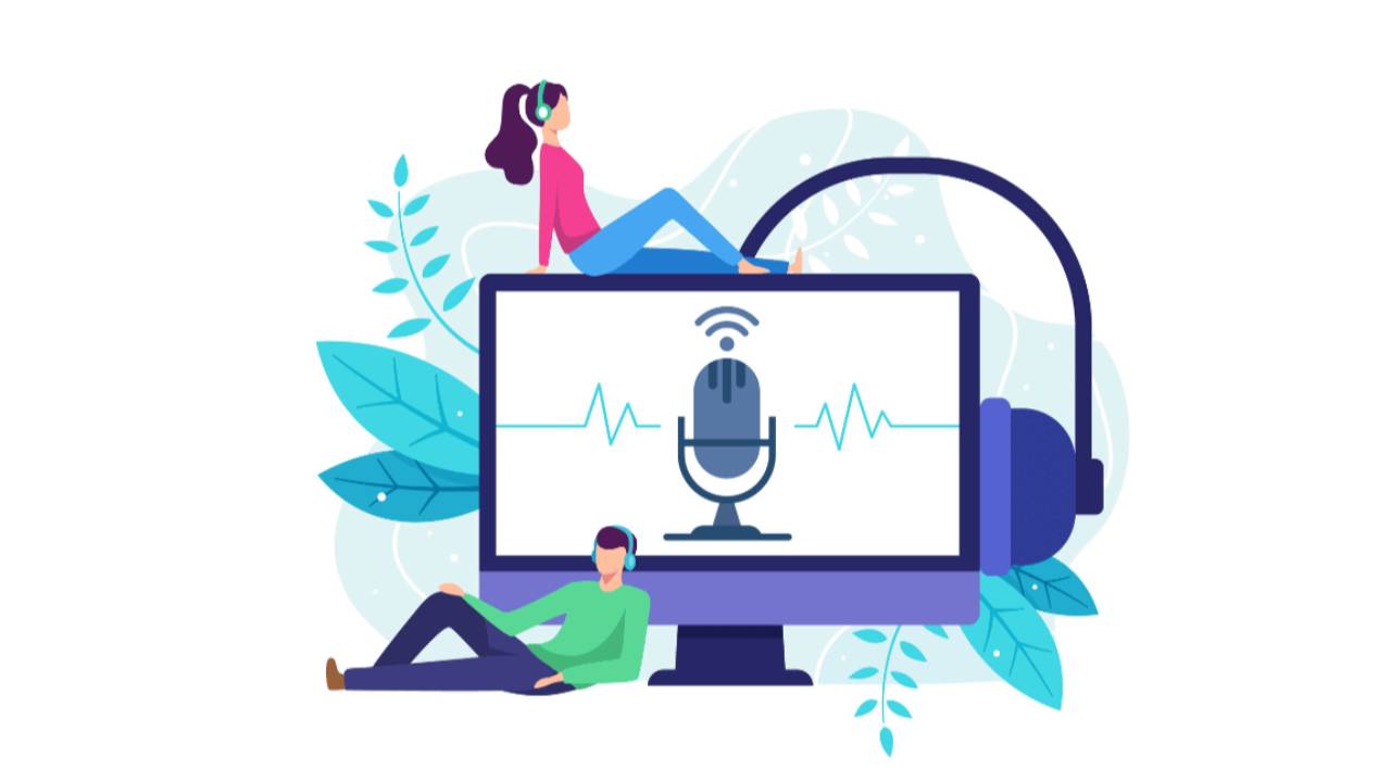 Dibujo de computador con un micrófono en la pantalla y audífonos. Encima del computador hay una mujer sentada y recostado a la pantalla, un hombre. Escuchan el podcast de coach financiero