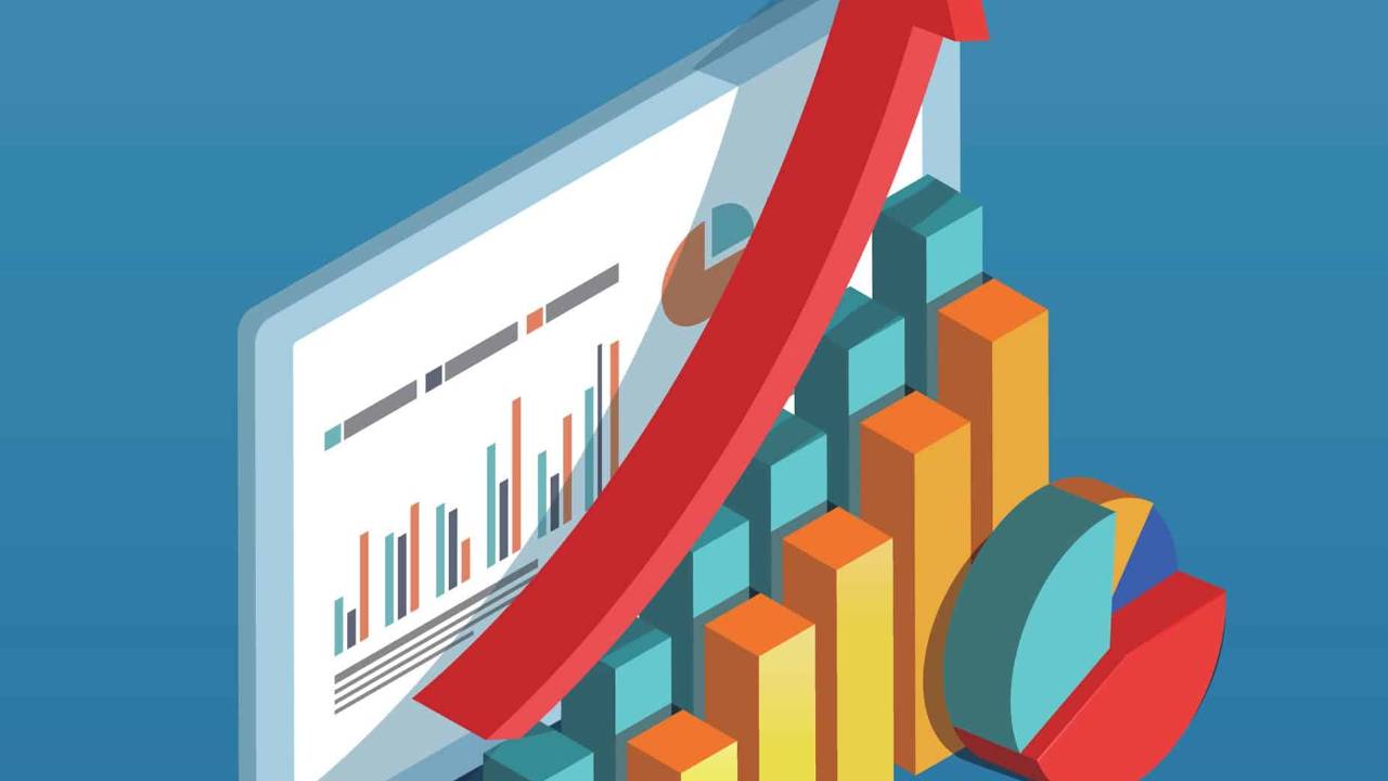 Gráfica de barras ascendentes con flechas. Al fondo, un tablero con mas datos.