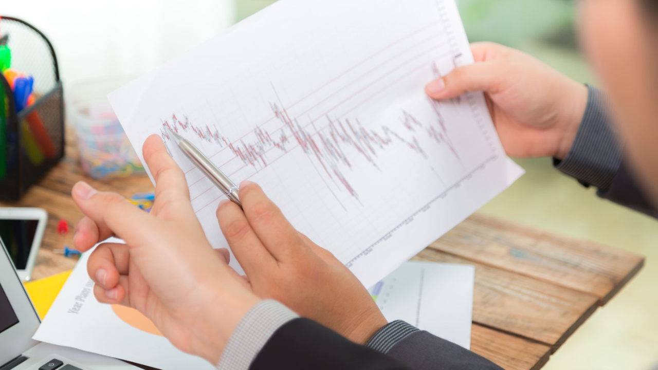 Personas interpretando datos sobre el PIB de diferentes países para tenerlos en cuenta en sus inversiones