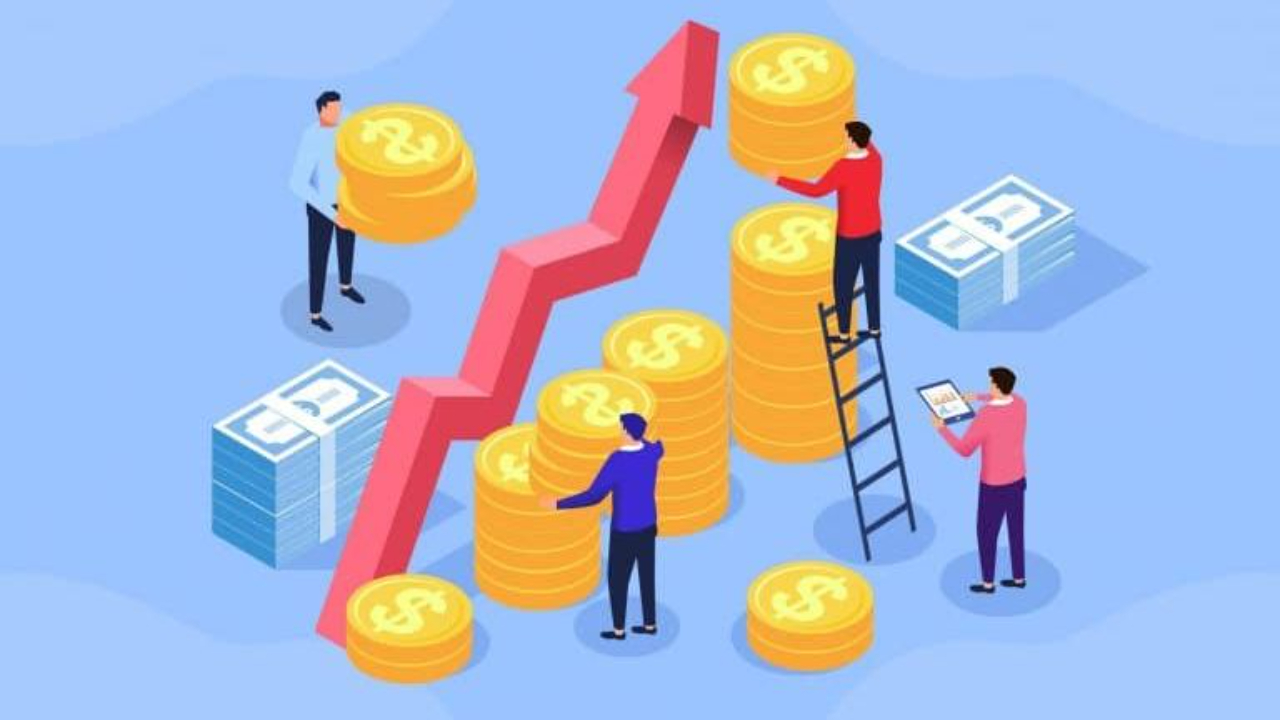 Dibujo de 4 hombres entre grandes torres de monedas. Hay grandes billetes y una gran flecha roja ascendente. Uno de ellos lee en la tablet sobre las tasas de interés de la FED.